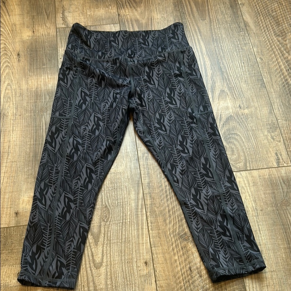ZYIA Black Patterned Capri Leggings with pockets!!! Size 6-8 Excellent Condition